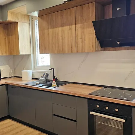 Airport Apartment *